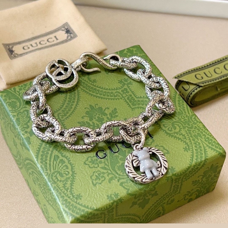 G*u*i bracelets